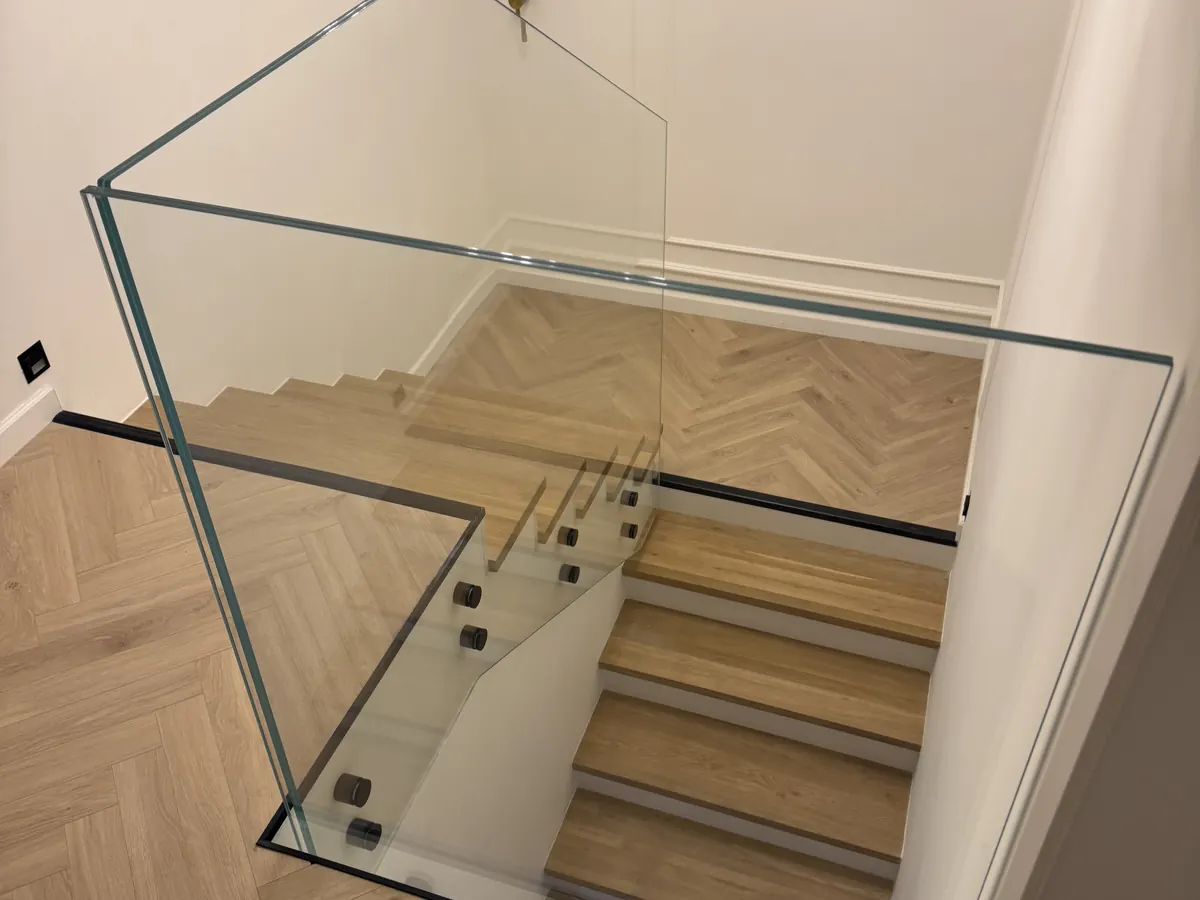 Balustrada szklana wokół schodów, podłoga jodełka — Bydgoszcz
