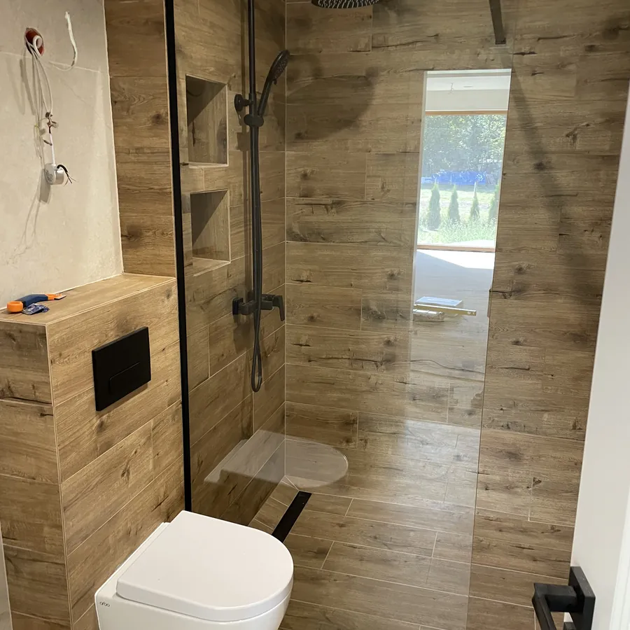 Kabina walk-in ze szkłem, drewnopodobne płytki — Bydgoszcz