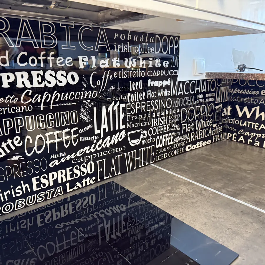 Panel szklany z typografią kawową w kuchni