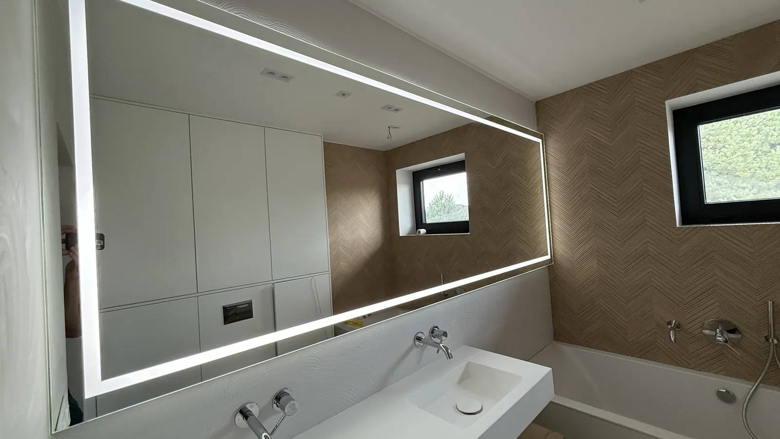 Lustro LED nad podwójną umywalką — realizacja SzkłoBDG Bydgoszcz