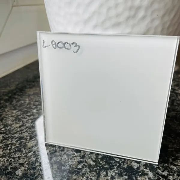 Lacobel 9003 biały — próbka koloru