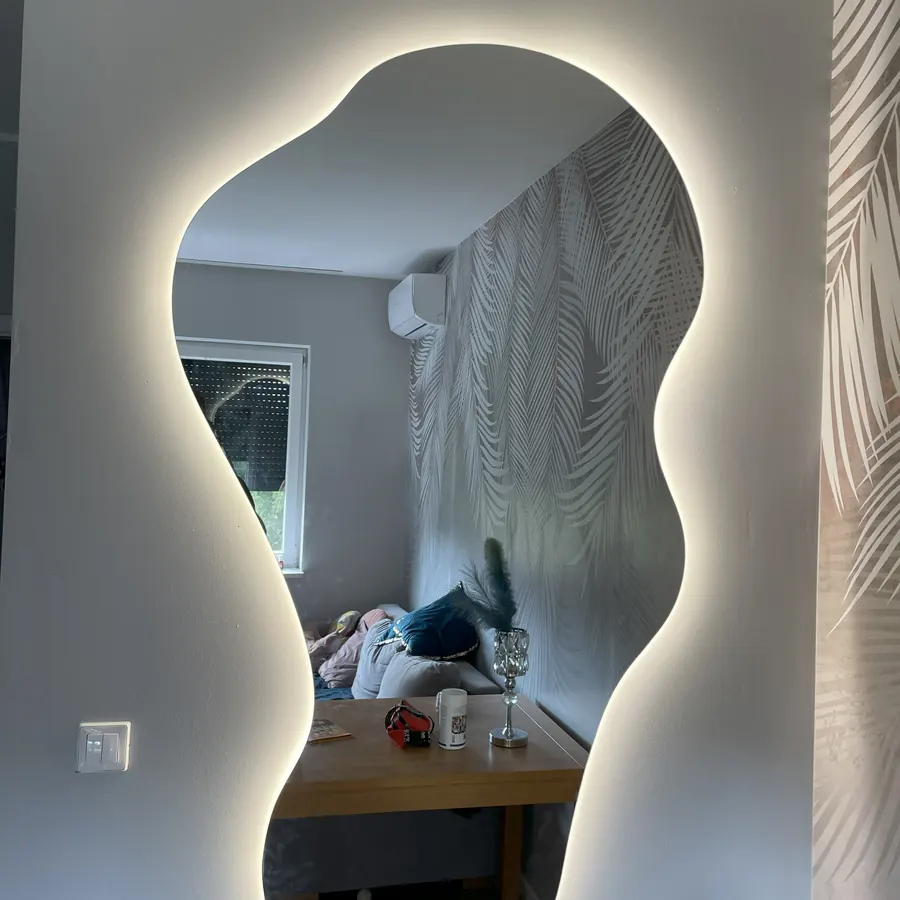 Lustro LED o nieregularnym kształcie — sypialnia